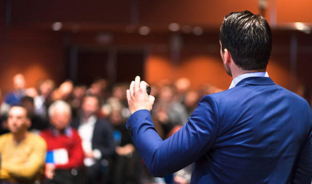 Maestro de ceremonia con público