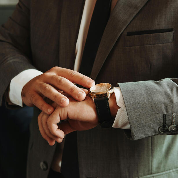 Puntualidad y organización Foto de Jonathan Borba: https://www.pexels.com/es-es/foto/empresario-hombre-de-negocios-hombre-traje-19882182/