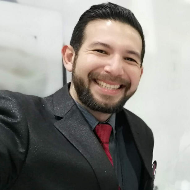 Micrófono - Equipo profesional Foto de Jaasiel Mora: https://www.pexels.com/es-es/foto/blanco-y-negro-sonar-sonido-microfono-18653022/